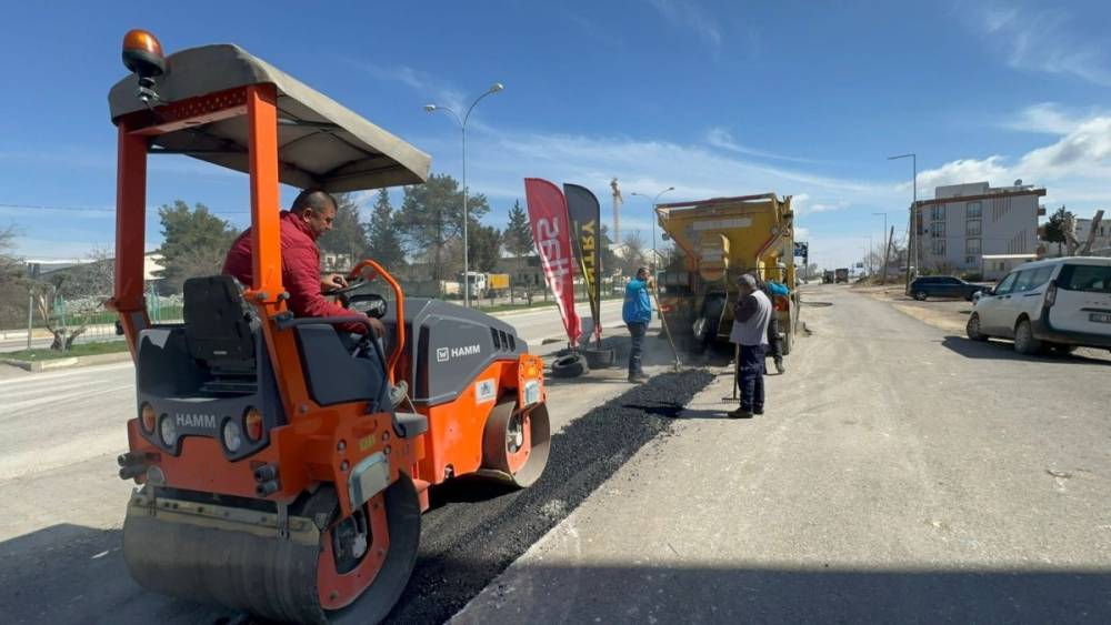 Yunus Emre ve Bah&ccedil;elievler Mahalleleri&rsquo;nde yol onarım &ccedil;alışmaları s&uuml;r&uuml;yor 