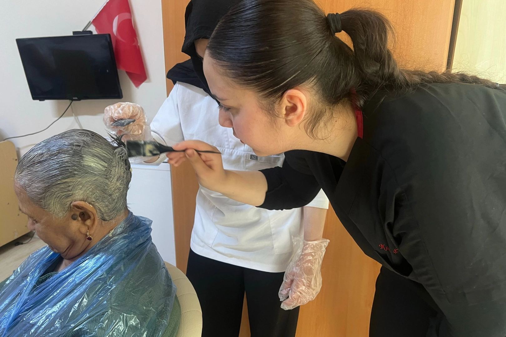 Bursa'da meslek lisesi &ouml;ğrencilerinde huzurevinde anlamlı dokunuş