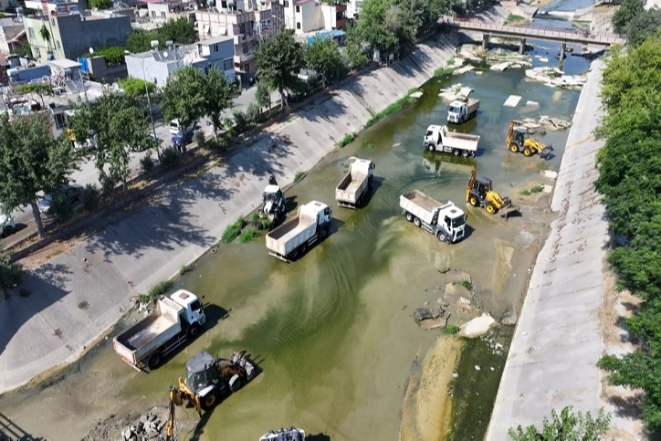 ASKİ, Sarı&ccedil;am Deresi&rsquo;nde kapsamlı temizlik başlattı