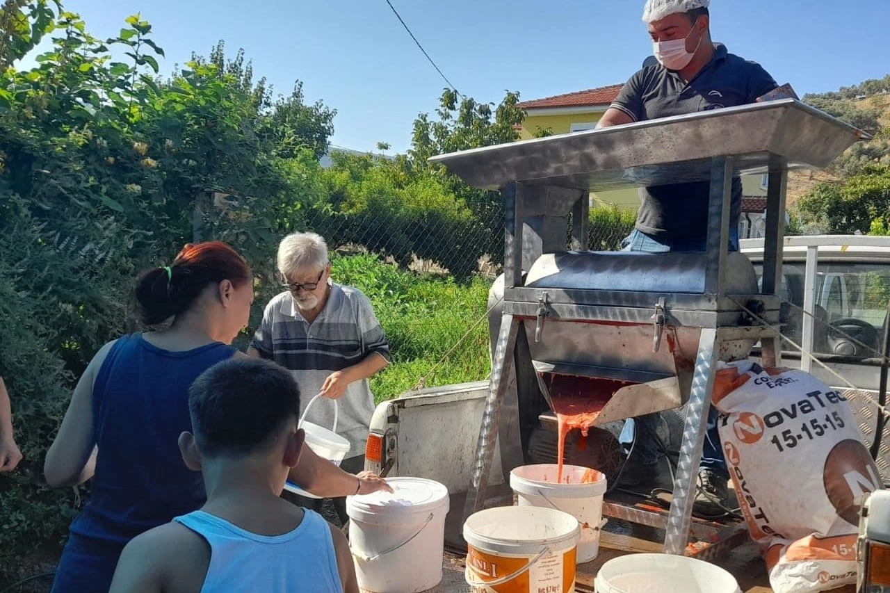 İzmir Efes Sel&ccedil;uk'ta kışlık domates hazırlığı