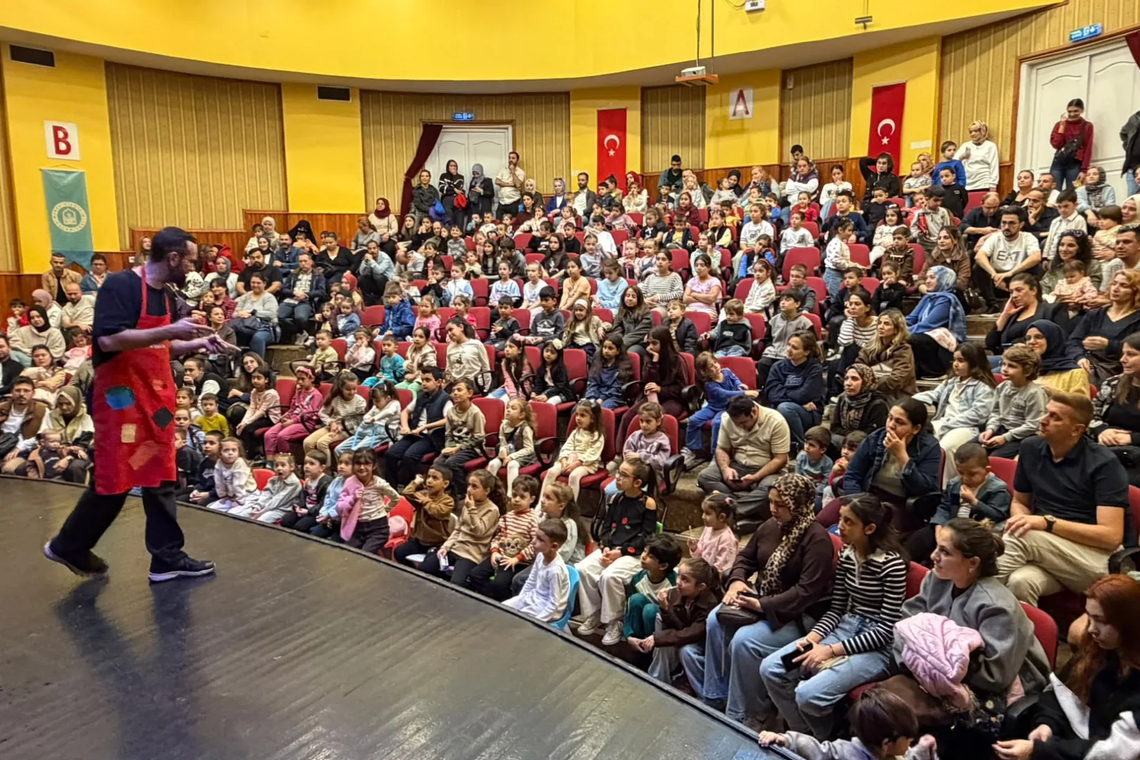 Bursa'da Yıldırımlı &ccedil;ocuklar &lsquo;Evden Uzakta&rsquo; ile tiyatroyla buluştu