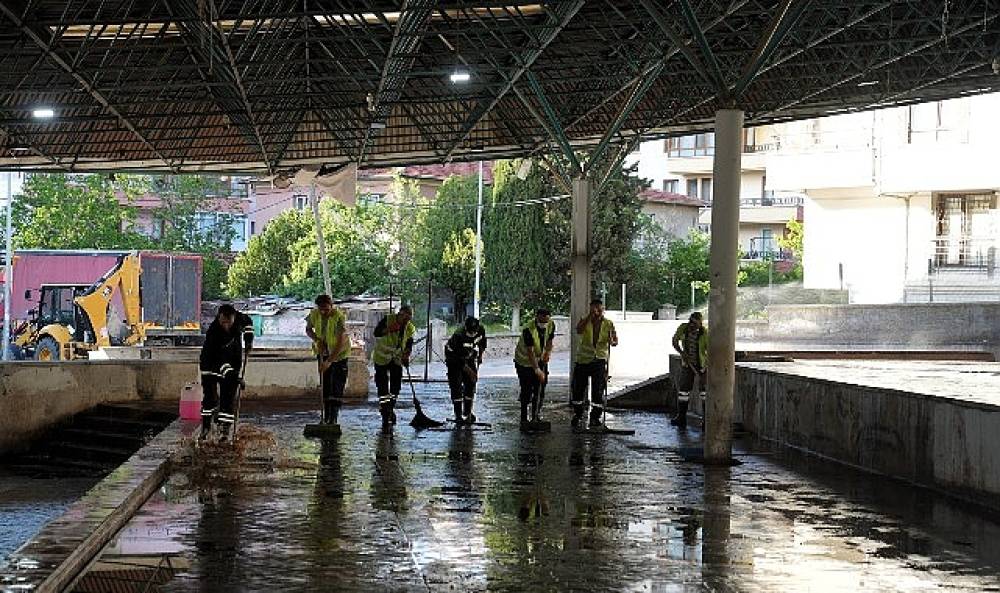 Ke&ccedil;i&ouml;ren'de Kurban Kesim Alanları Temizlendi