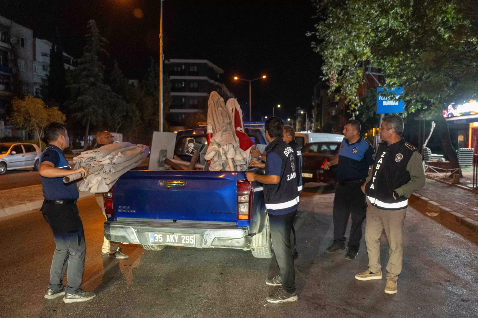 İzmir Bornova&rsquo;da zabıta ekipleri denetimleri artırdı