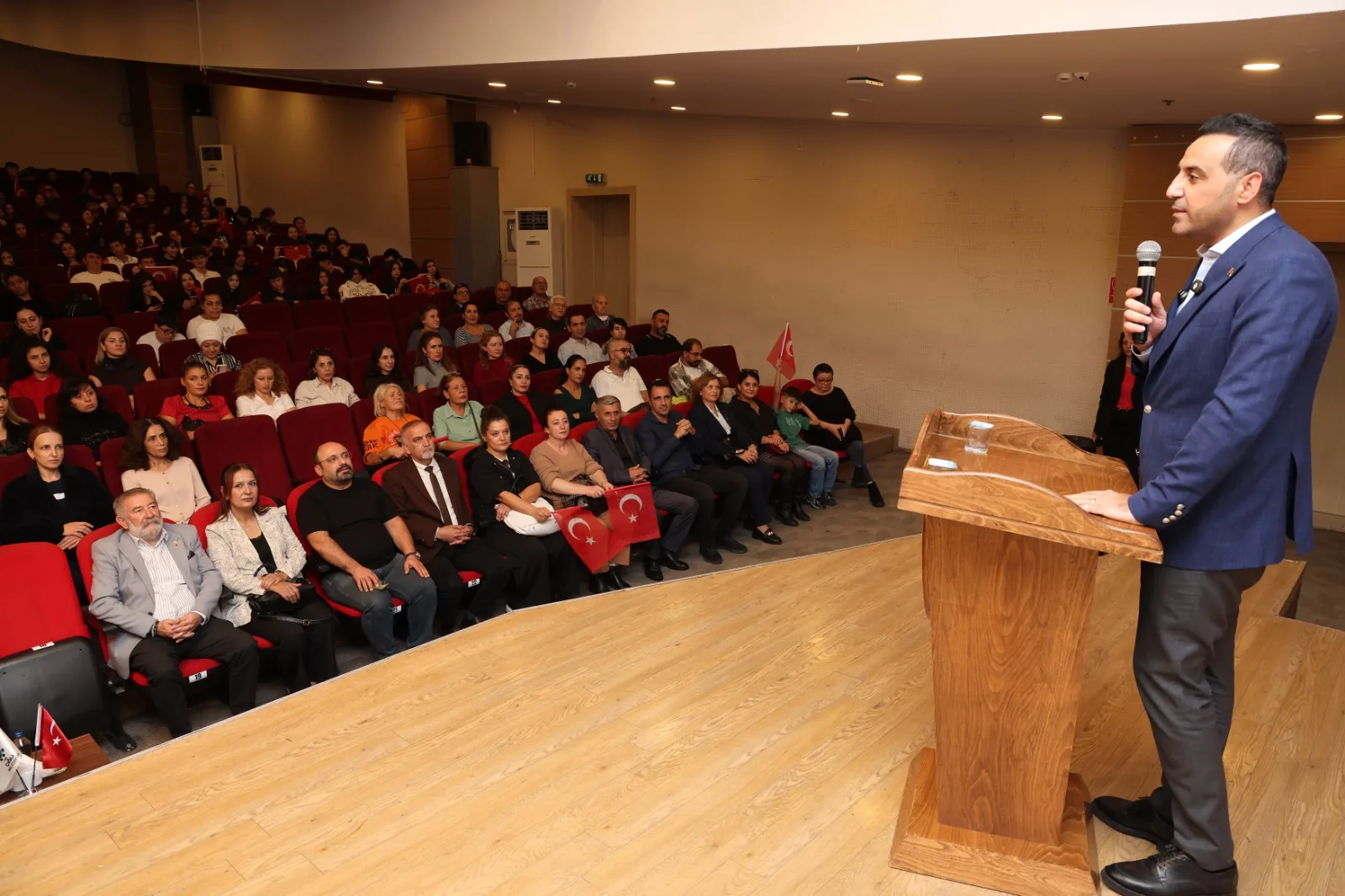 İzmir &Ccedil;iğli&rsquo;de Cumhuriyet coşkusu fotoğraf sergisi ile ta&ccedil;landı