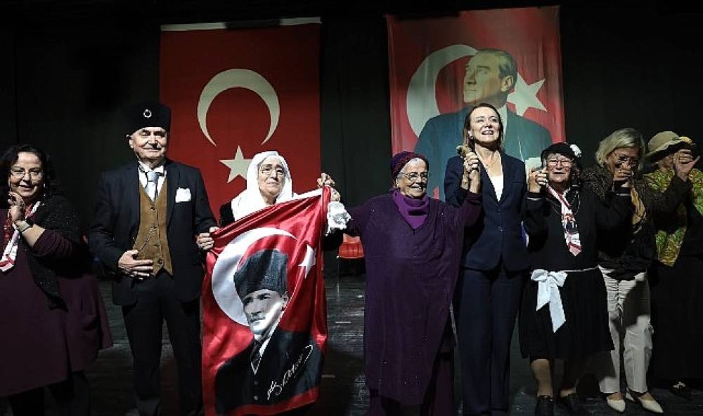 Konak'ın &ccedil;ınarlarından unutulmaz Cumhuriyet g&ouml;sterisi