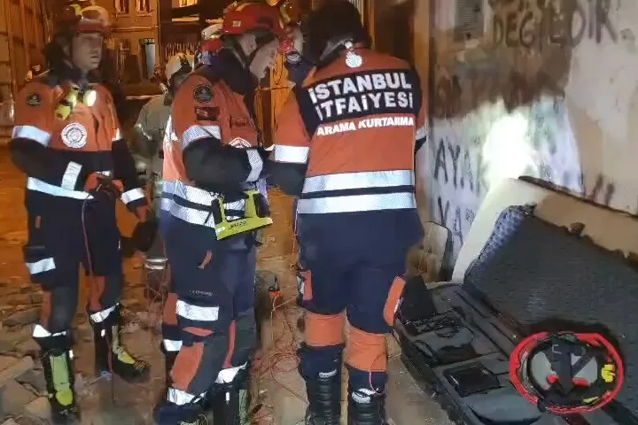 Beyoğlu&rsquo;nda 5 katlı metruk &ccedil;&ouml;kt&uuml;! G&ouml;&ccedil;&uuml;kte kimseye rastlanmadı!