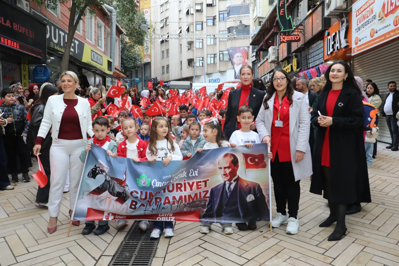 &Ccedil;ınarlı minikler Cumhuriyet coşkusunu kortej ve koro ile yaşadı