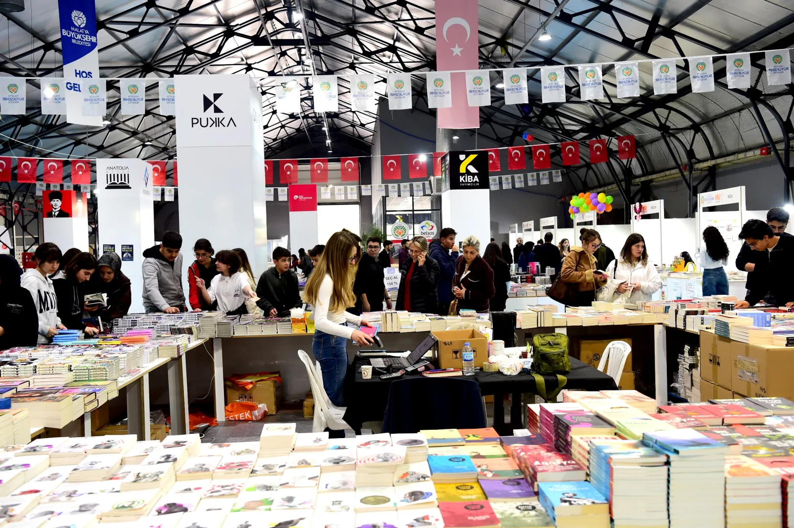 Malatya Kitap Fuarı&rsquo;na 5 g&uuml;nde 100 bini aşkın ziyaret&ccedil;i