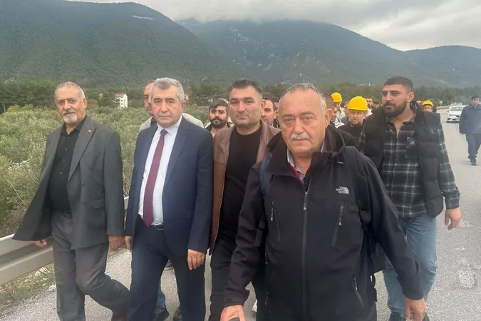 Manisa Soma&rsquo;da madencilerin y&uuml;r&uuml;y&uuml;ş&uuml;nde Jandarma engeli