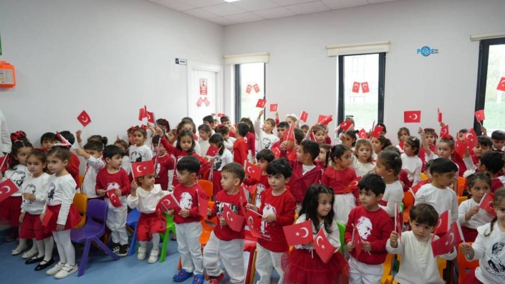 &Ccedil;ocuk Kamp&uuml;s&uuml;'nde Cumhuriyet coşkusu: Minikler bayraklarla sahne aldı  