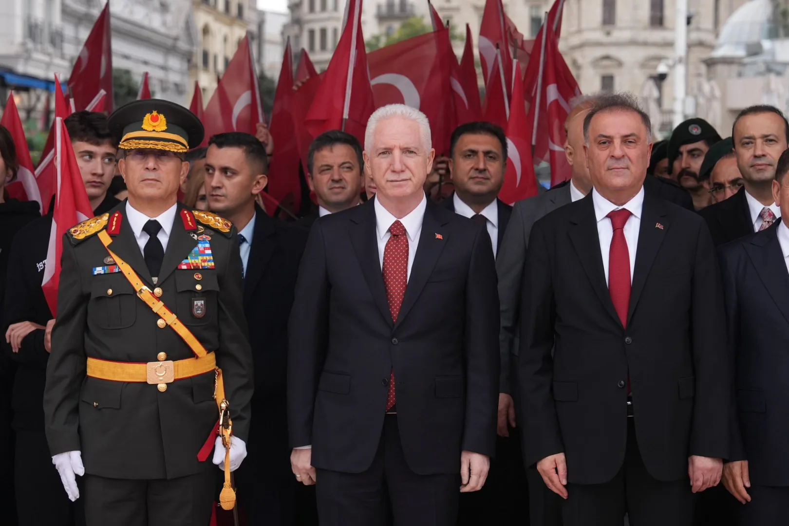 Cumhuriyetin 103. yılı i&ccedil;in Taksim'de &ccedil;elenk