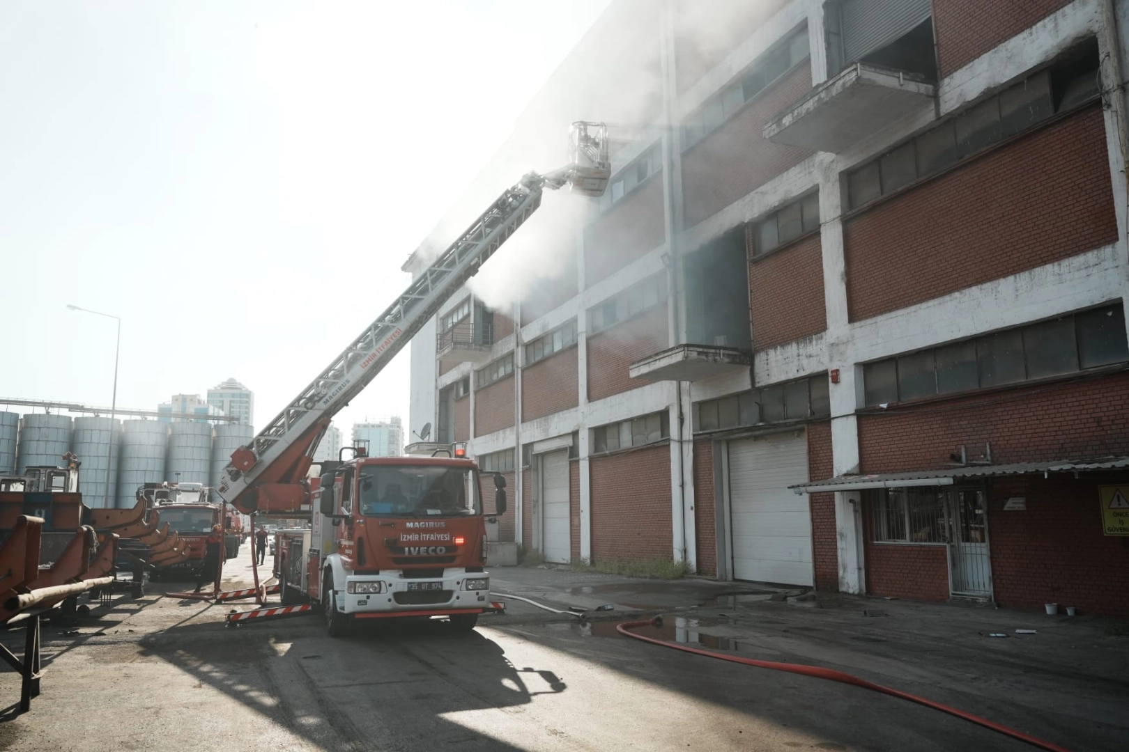 İzmir'de liman işletmesindeki yangın b&uuml;y&uuml;meden s&ouml;nd&uuml;r&uuml;ld&uuml;