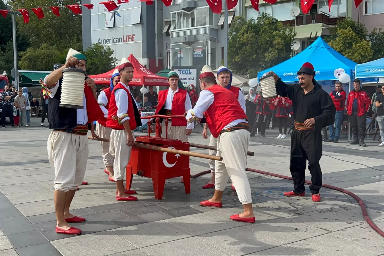 Kocaeli meydanları İtfaiye Haftası&rsquo;nda renklendi