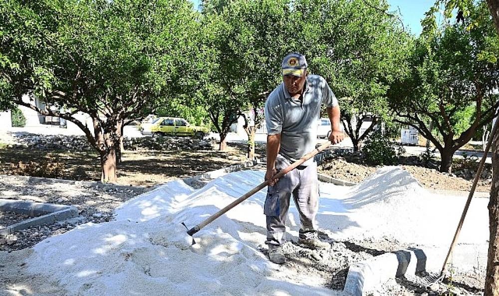 Kemer Belediyesi Park ve Bah&ccedil;eler M&uuml;d&uuml;rl&uuml;ğ&uuml; ekipleri, &Ccedil;amyuva Mahallesi'nde yeni park yapımına başladı