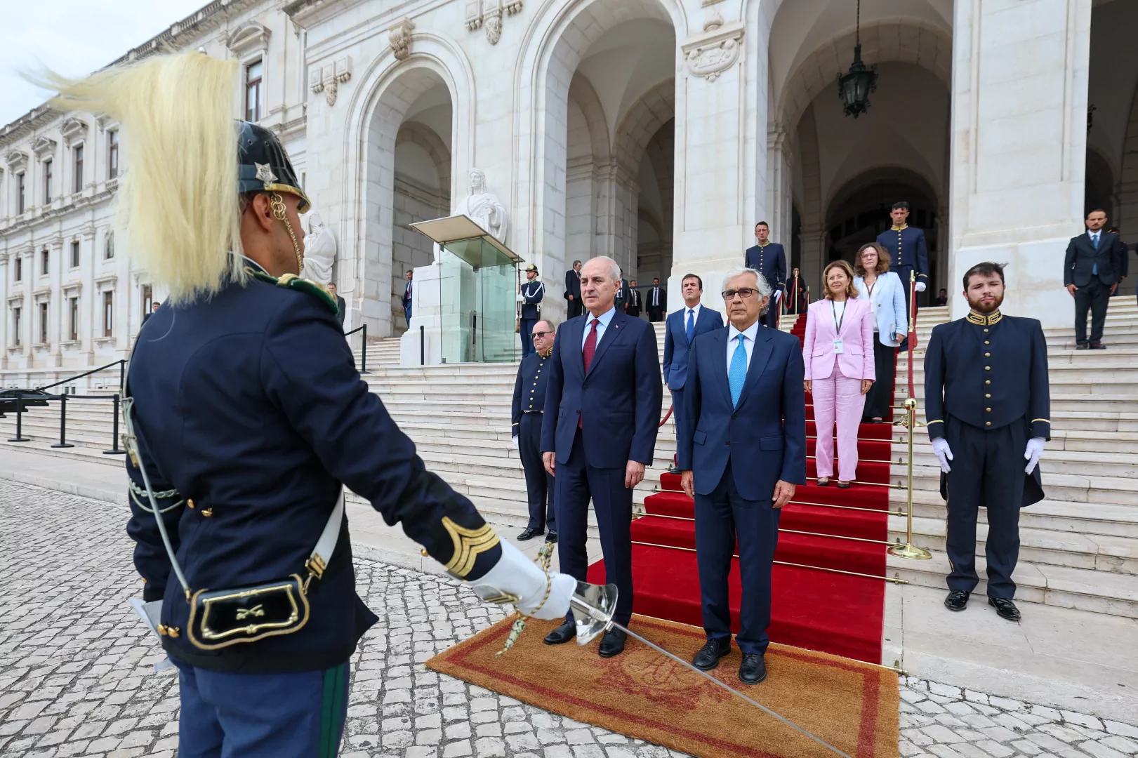 Numan Kurtulmuş Lizbon'da t&ouml;renle karşılandı