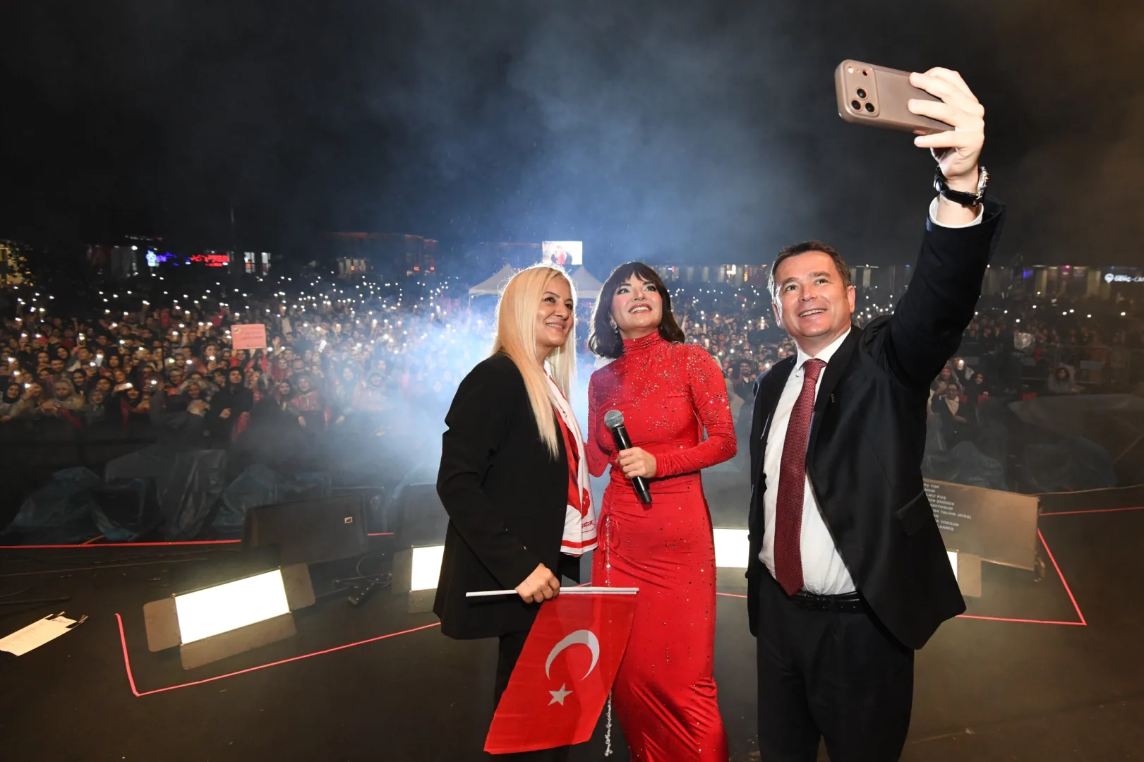 Osmangazi&rsquo;de Cumhuriyet Coşkusu G&ouml;ksel&rsquo;in şarkılarıyla ta&ccedil;landı