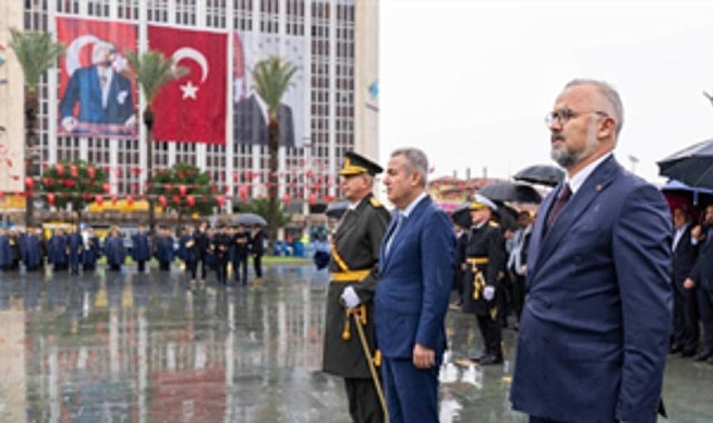 Cumhuriyet Bayramı kutlamaları &ccedil;elenk sunma t&ouml;reni ile başladı