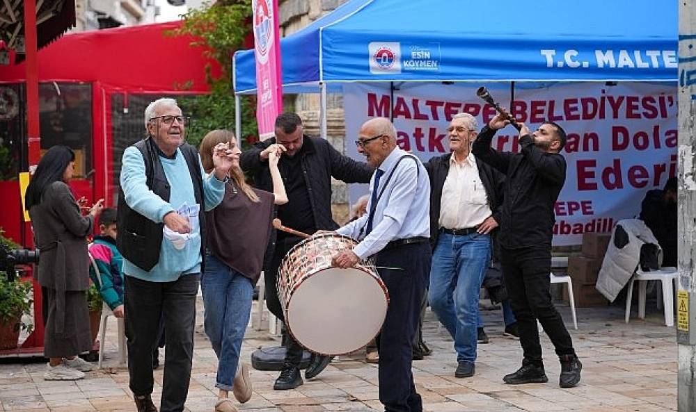 Maltepe'de, Cumhuriyet'in 103. yılında m&uuml;badil davulu &ccedil;alındı