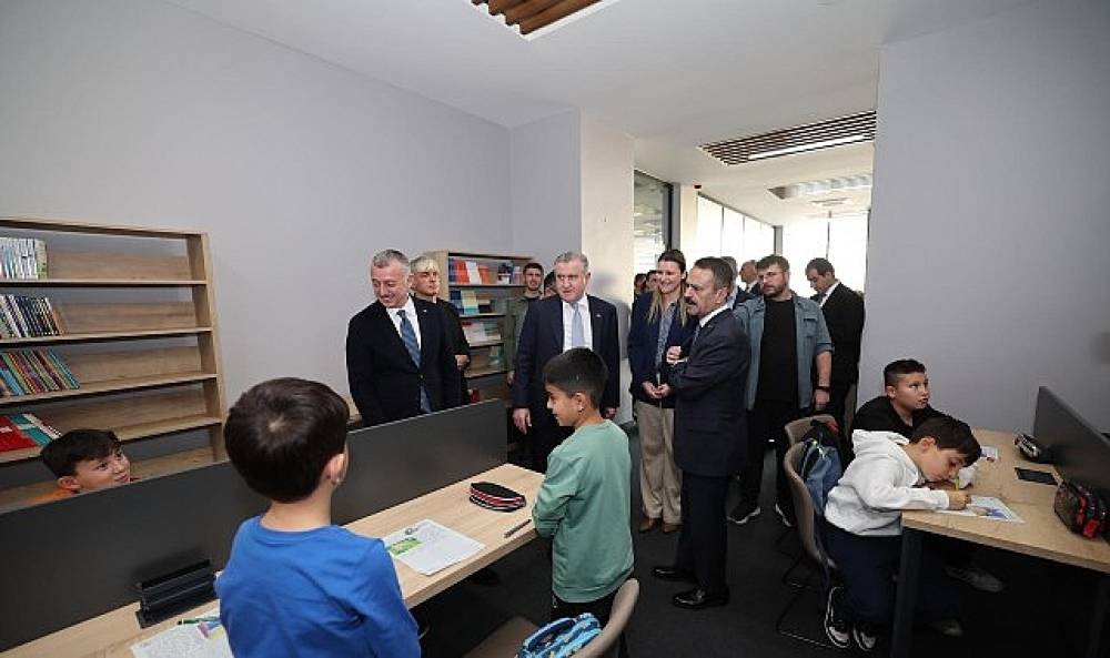 Bakan Bak, Hasan Doğan Bilgievi ve Sporcu Eğitim Merkezi'ni gezdi