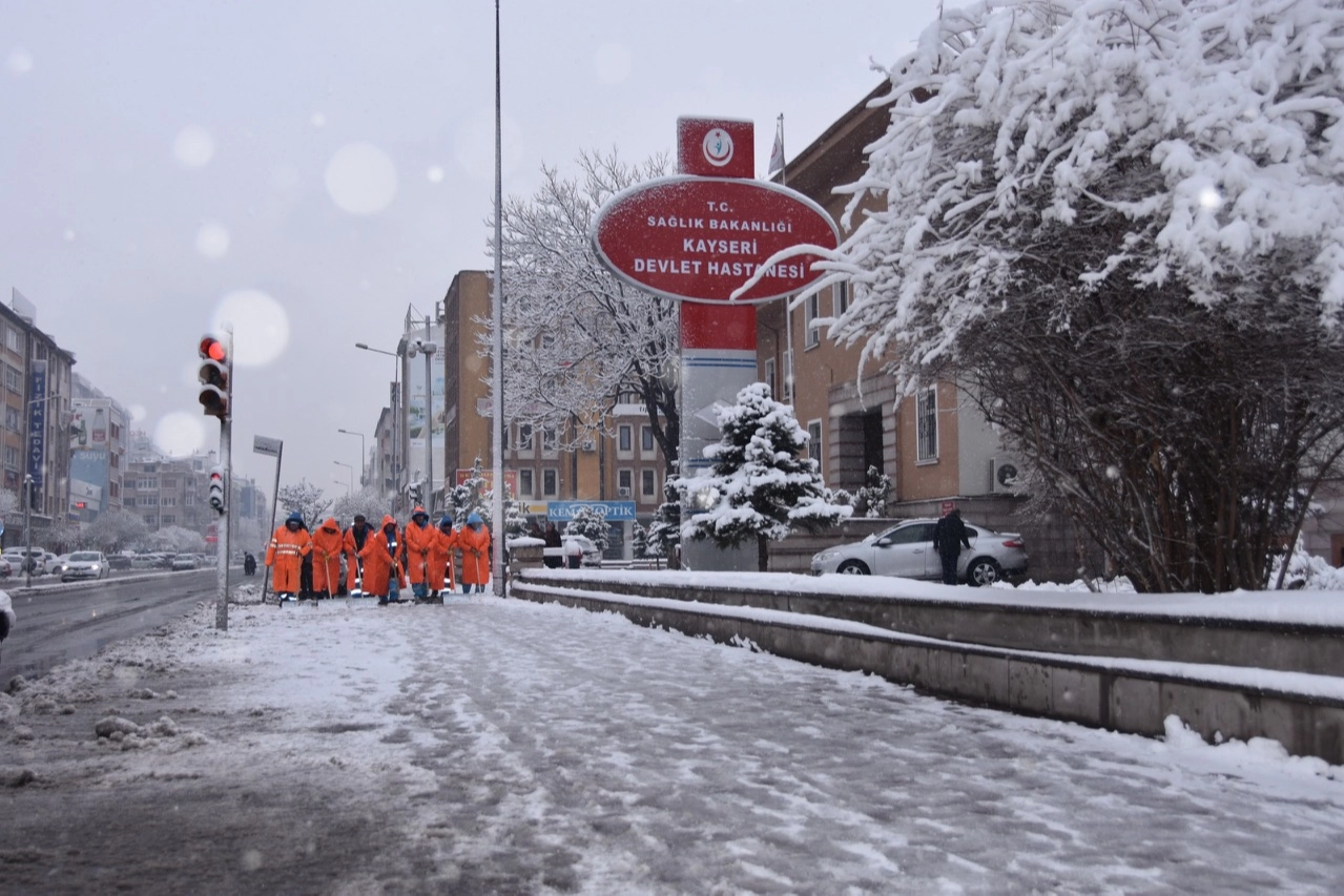Kayseri Kocasinan'dan karlı yollara anında m&uuml;dahale