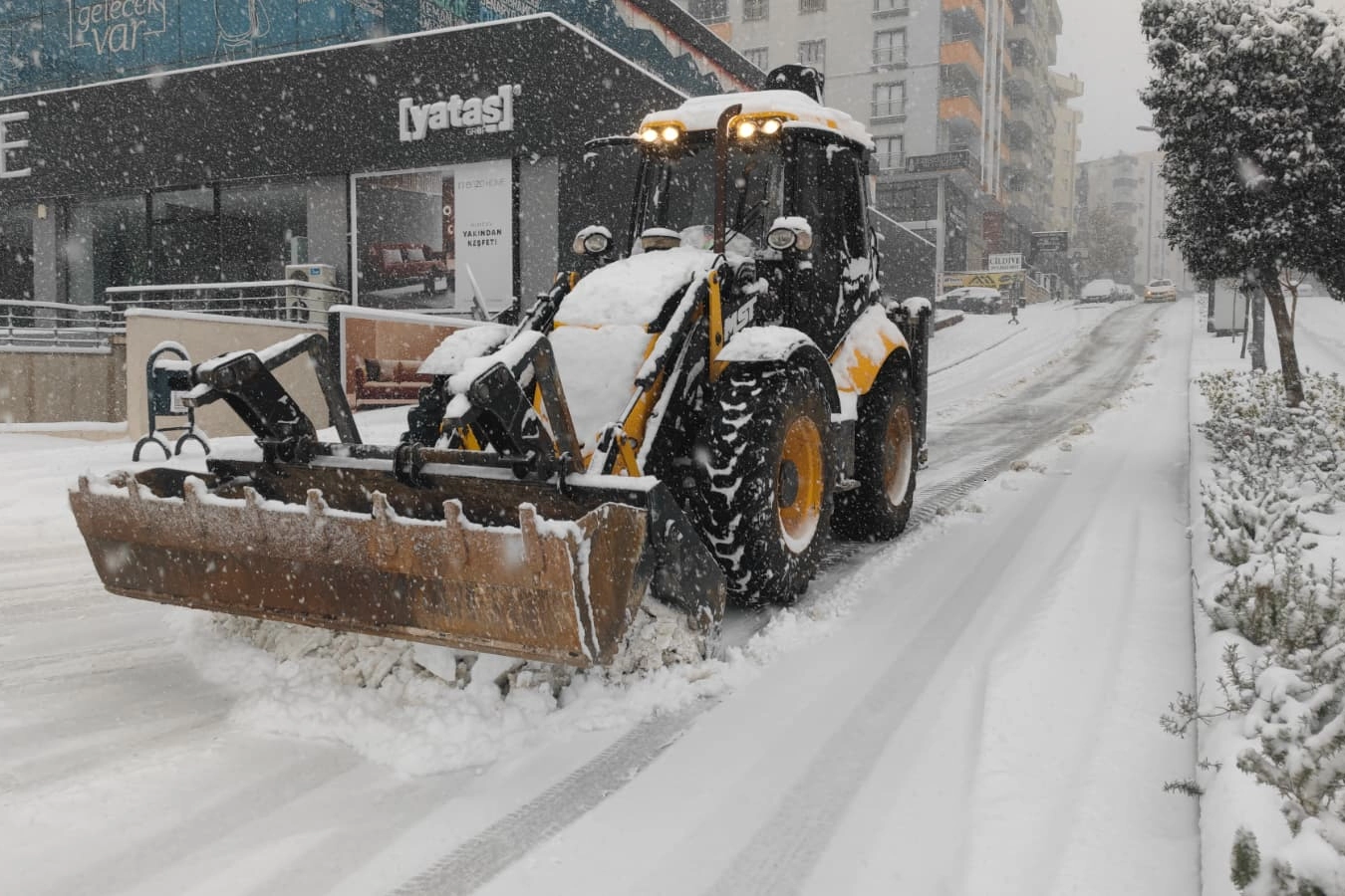 Mardin B&uuml;y&uuml;kşehir de karla m&uuml;cadelede