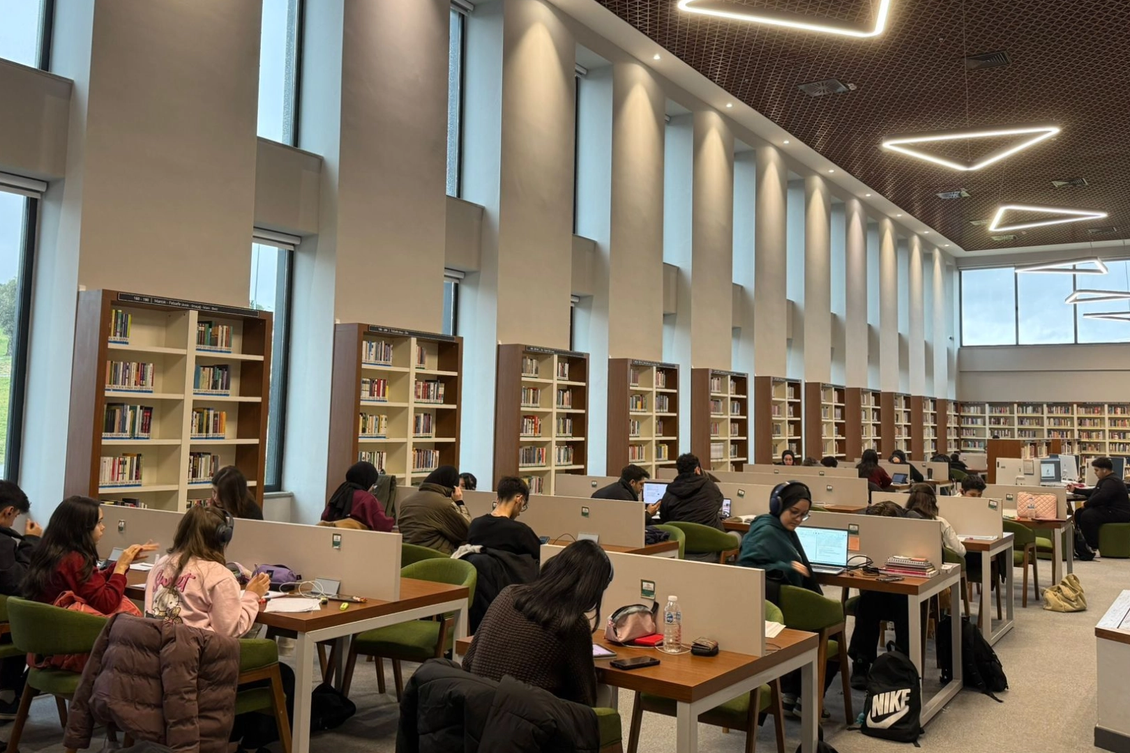 Kocaeli'de k&uuml;t&uuml;phaneler gen&ccedil;lerle dolup taştı