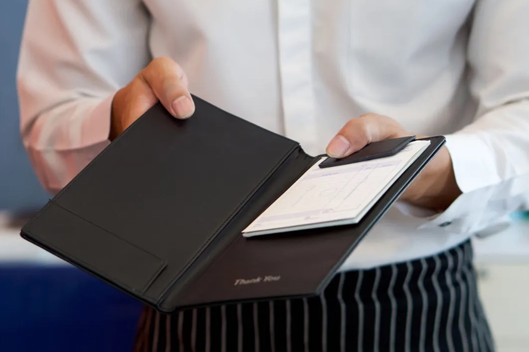 Restoranlarda zorunlu servis ve kuver &uuml;cretine son!