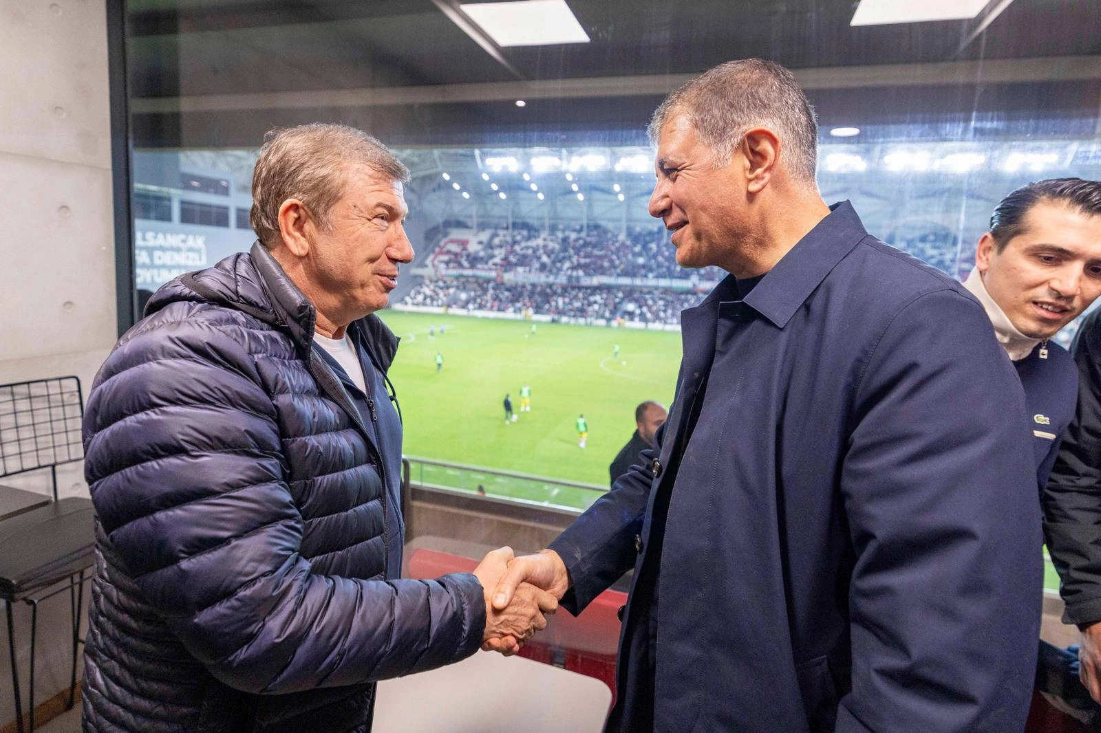 T&uuml;rk futbolunun efsanesinden Başkan Tugay&rsquo;a Karşıyaka Stadı teşekk&uuml;r&uuml;