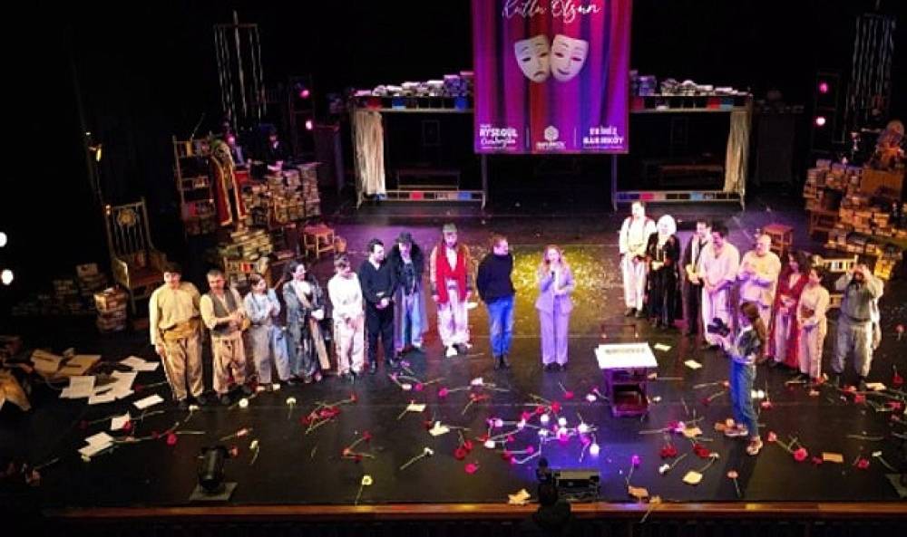 D&uuml;nya Tiyatro G&uuml;n&uuml;'nde Sahne &Ccedil;i&ccedil;ek Bah&ccedil;esine D&ouml;nd&uuml;