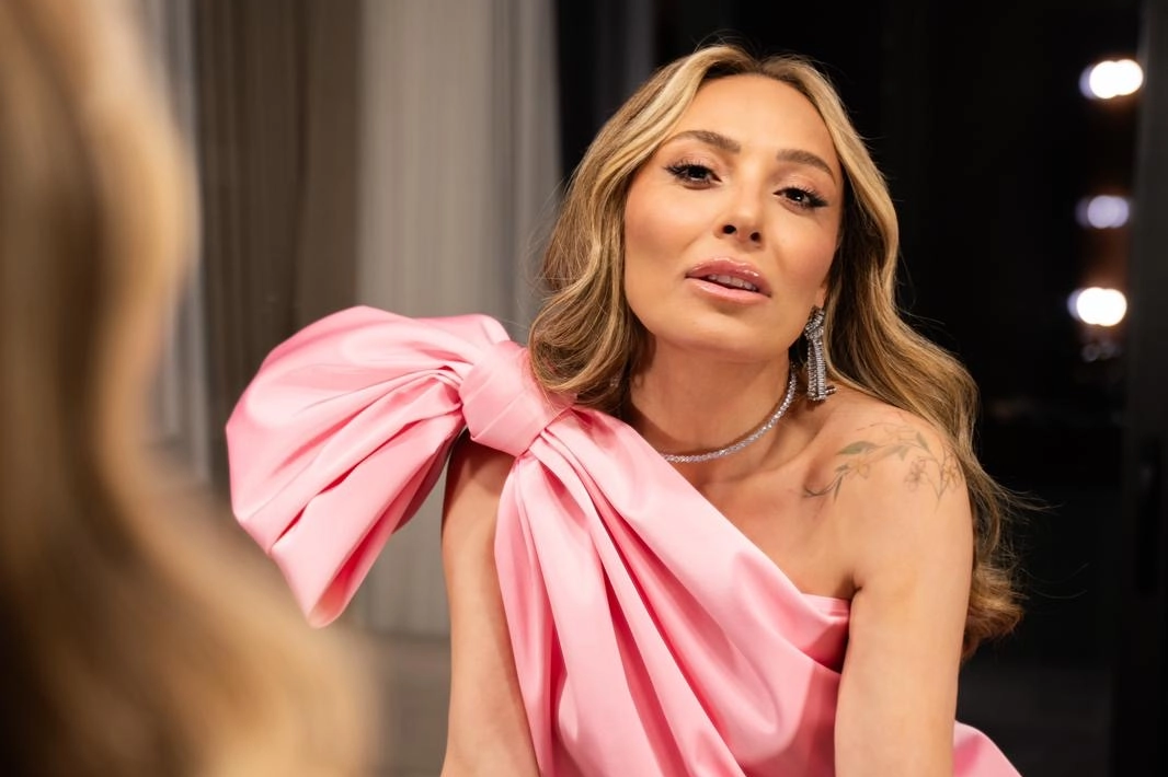 'Bonbon şekeri' Ziynet Sali'ye sahnede doğum g&uuml;n&uuml; s&uuml;rprizi!