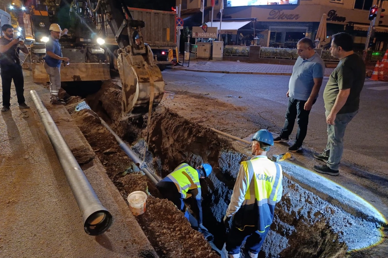 Kayseri B&uuml;y&uuml;kşehir'den su altyapısı i&ccedil;in gece mesaisi