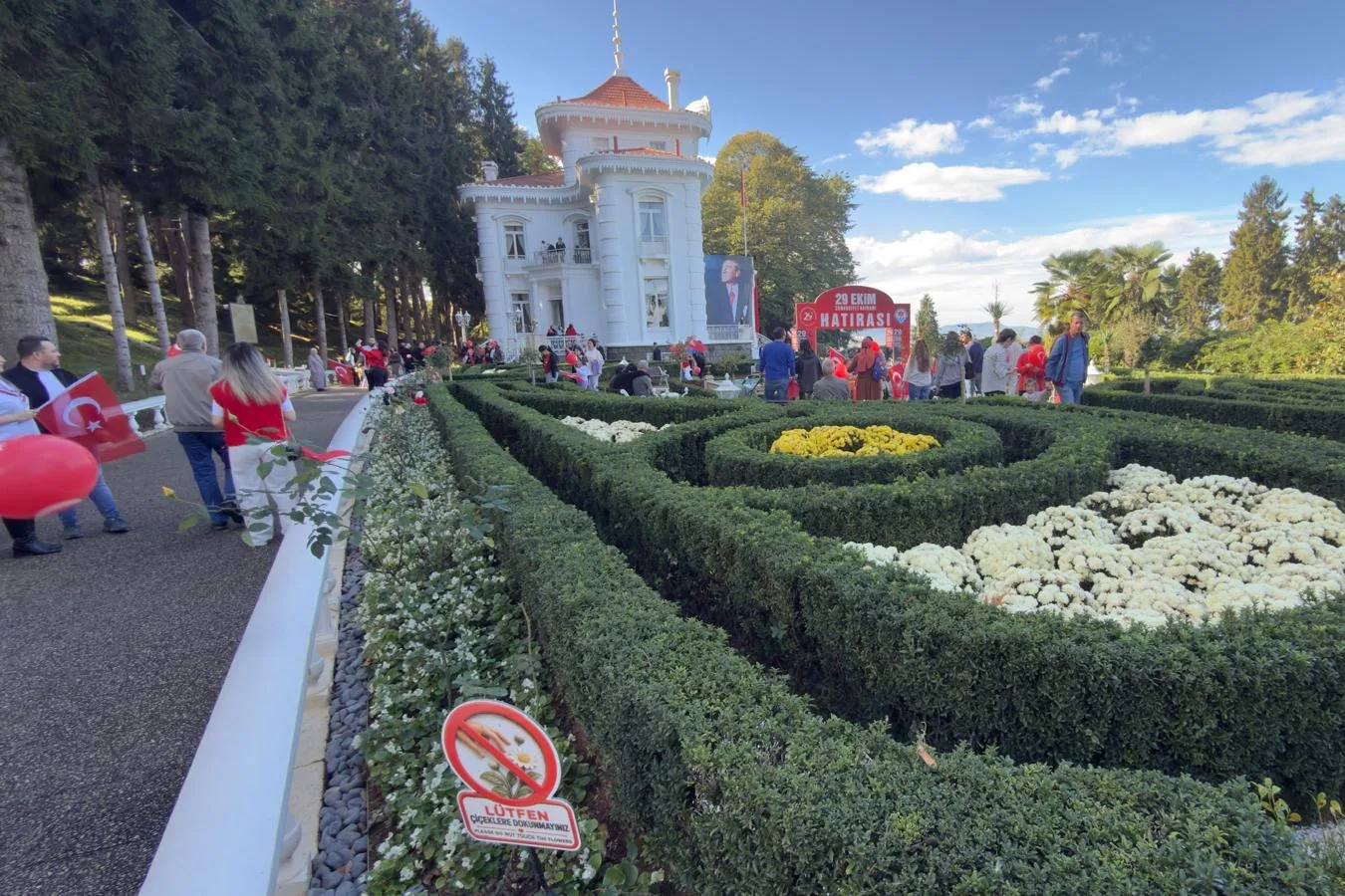 Cumhuriyet Bayramı'nda Atat&uuml;rk K&ouml;şk&uuml;'ne yoğun ilgi
