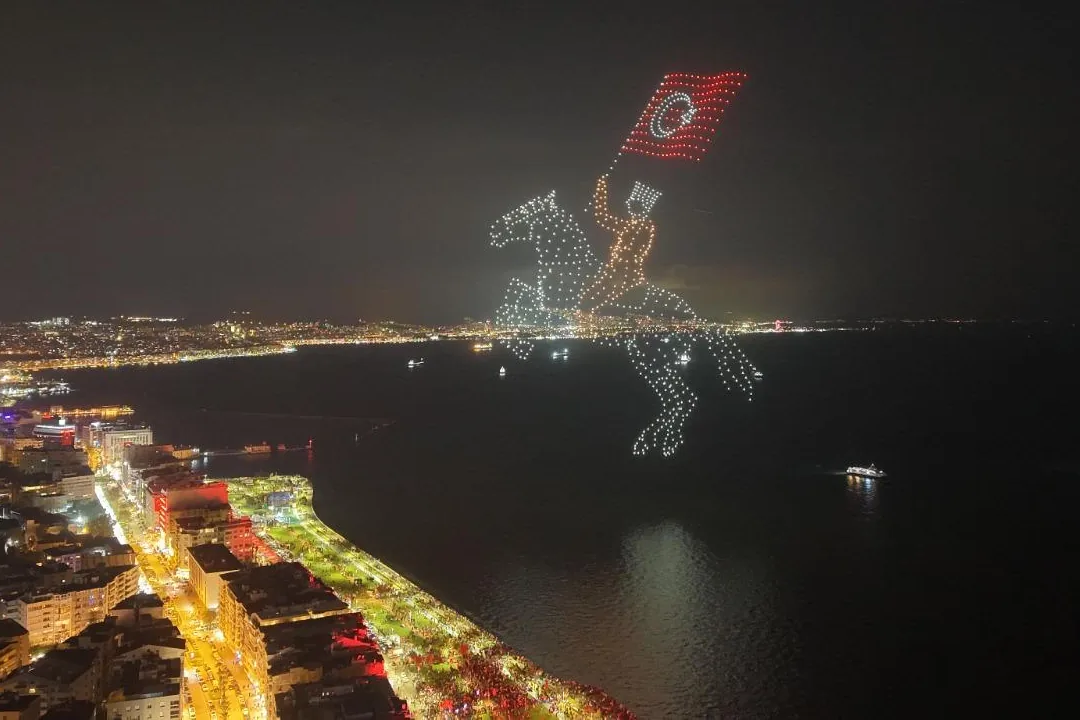 İzmir&rsquo;de Cumhuriyet coşkusu g&ouml;ky&uuml;z&uuml;ne taştı