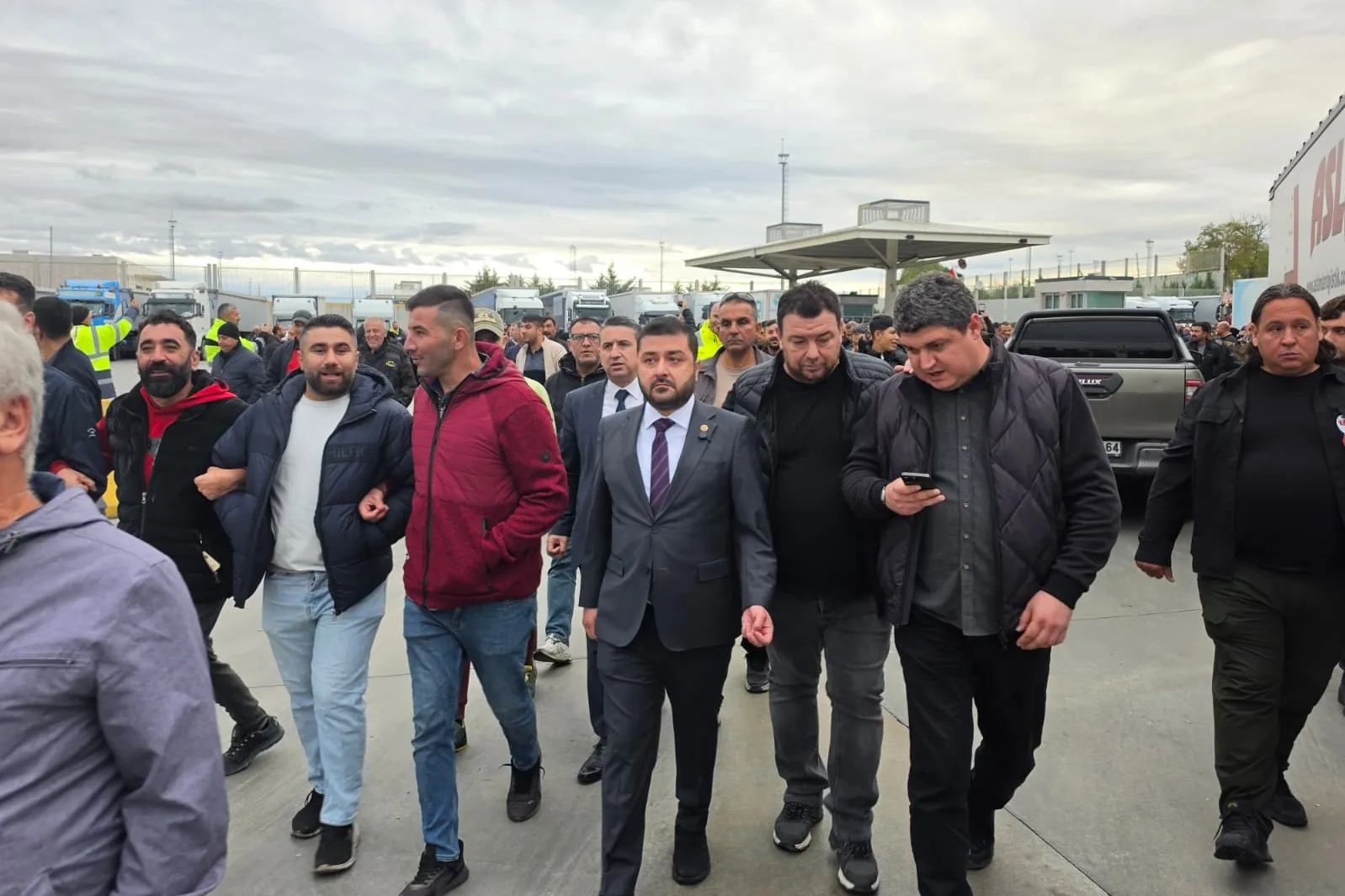 Kapıkule'de tır şof&ouml;rlerinin vize isyanı! Yazgan'dan hizmet pasaportu &ccedil;ağrısı