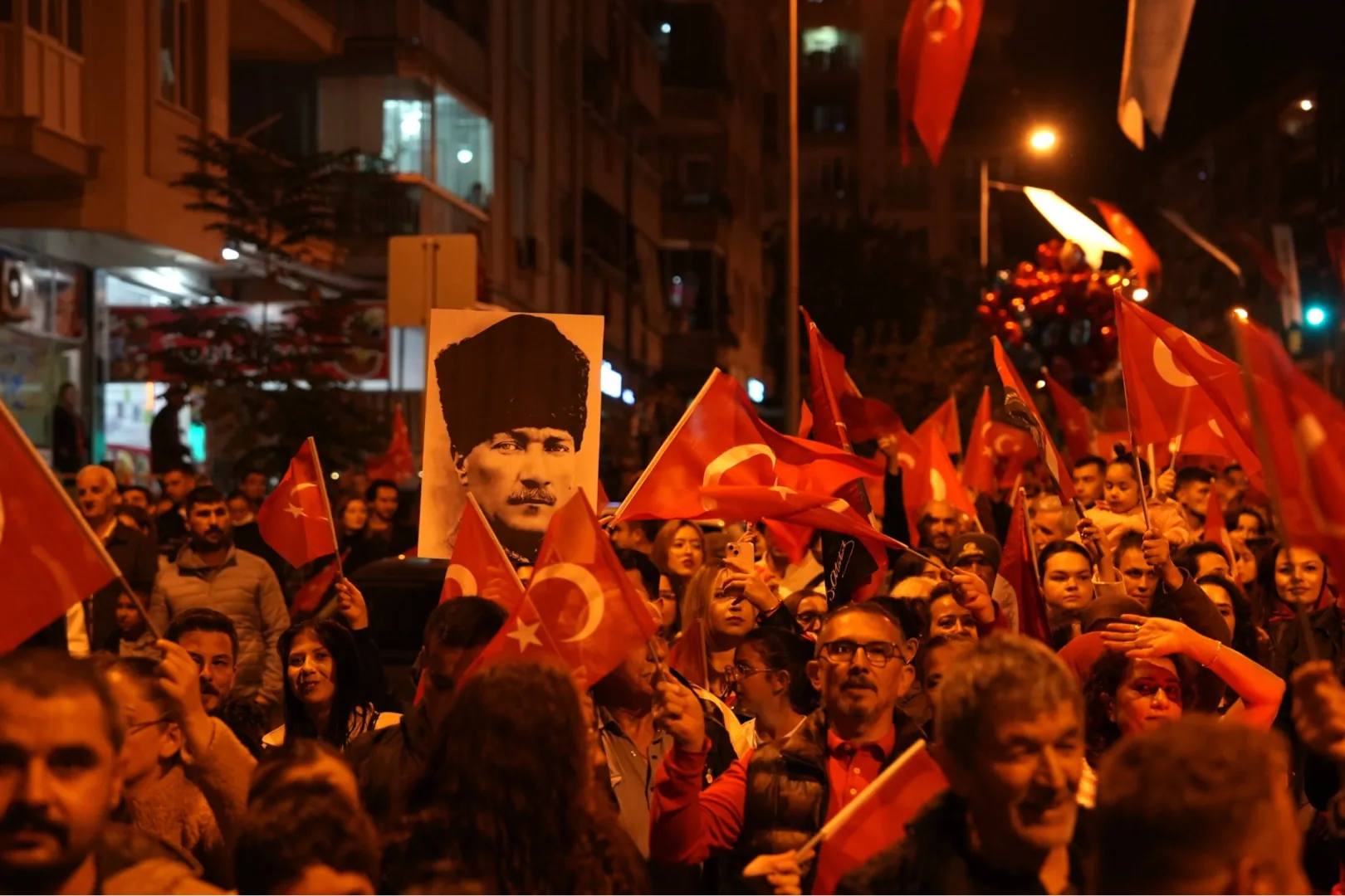 Binlerce Denizlili Cumhuriyet i&ccedil;in y&uuml;r&uuml;d&uuml;
