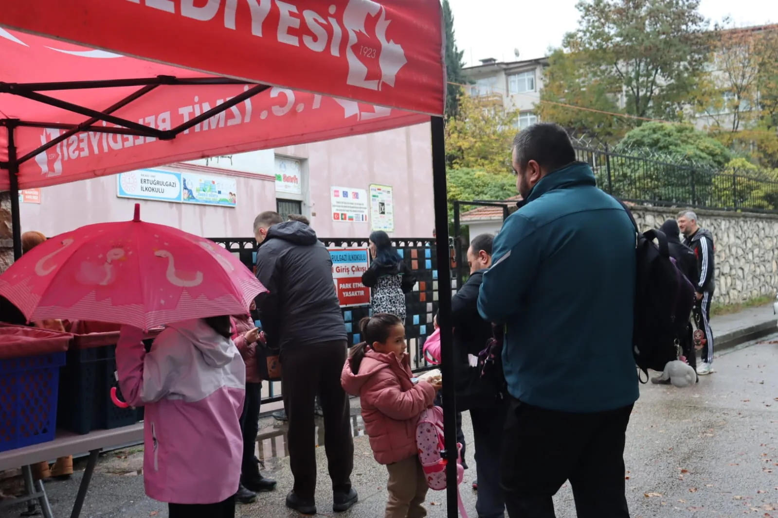 İzmit'te Beslenme Saati yağmur &ccedil;amur dinlemiyor