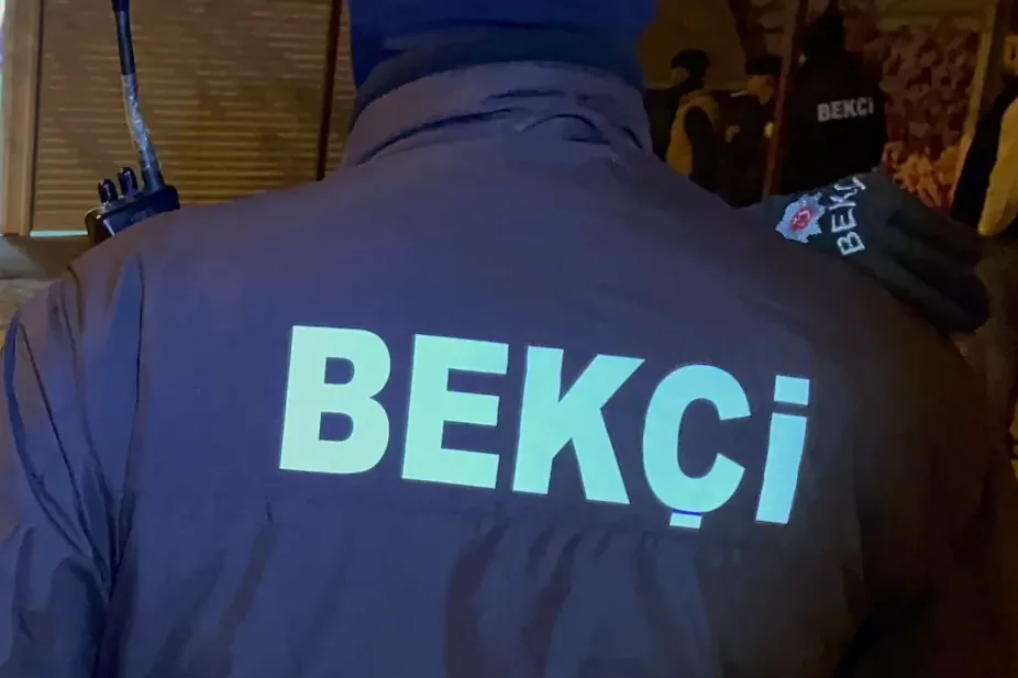 İstanbul'da okul &ouml;n&uuml;ndeki tartışma... Bek&ccedil;i, veliyi ayağından vurdu!