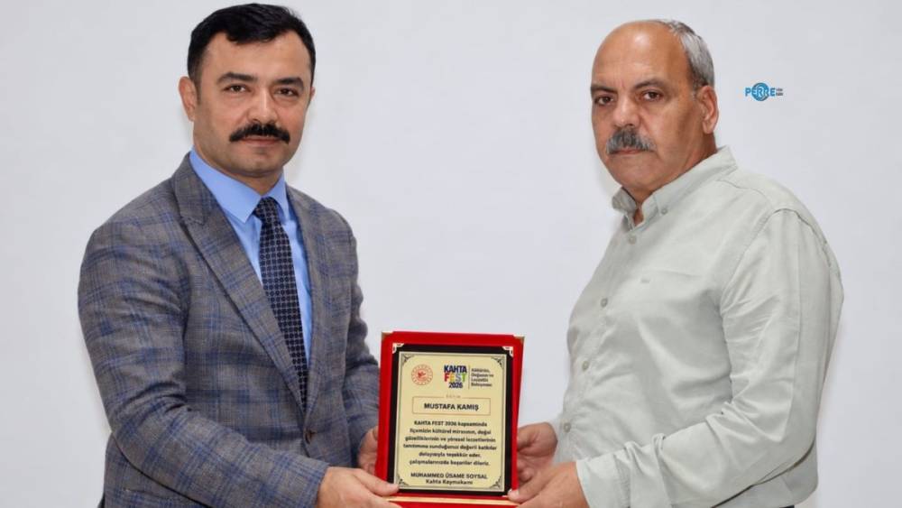 Kaymakam Soysal&rsquo;dan Gazete Kahta İmtiyaz Sahibi Mustafa Kamış&rsquo;a teşekk&uuml;r plaketi 