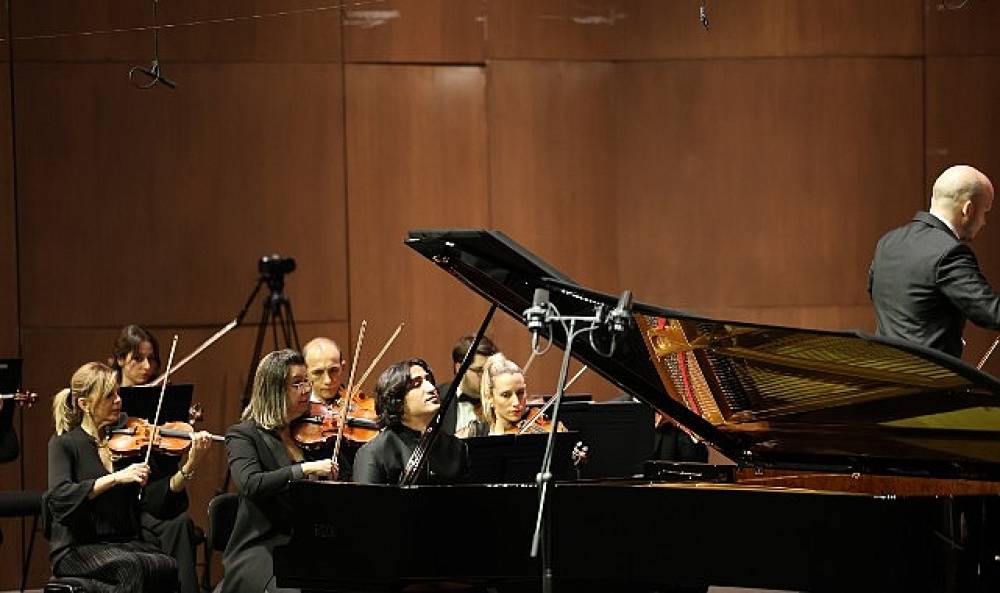 Şef Giuseppe Mengoli ve piyanist Cem Babacan  İstanbul Devlet Senfoni Orkestrası sahnesinde buluştu