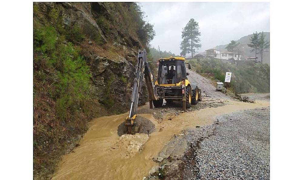 B&uuml;y&uuml;kşehir ekipleri yağış sonrası bozulan yolları onarıyor
