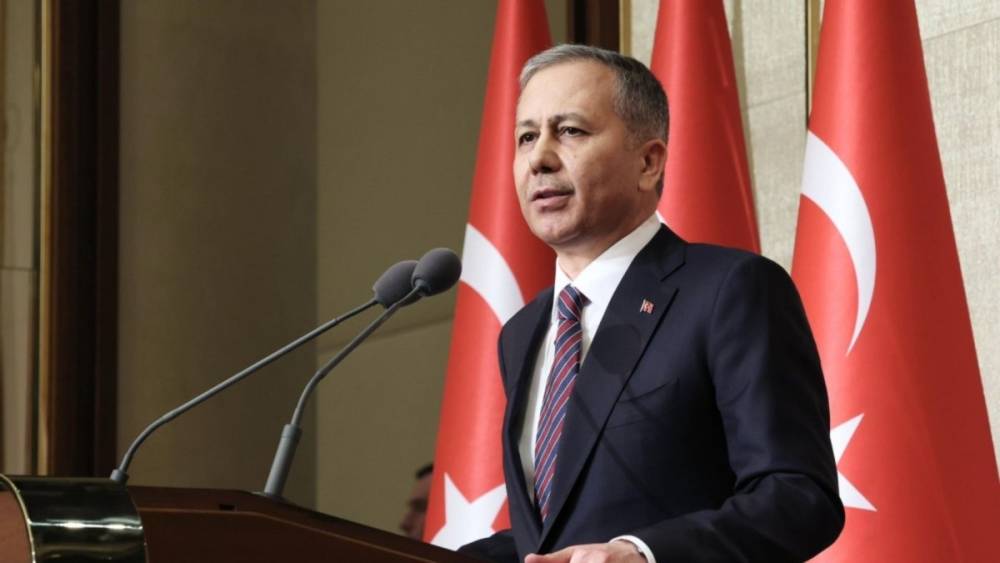 Bakan Yerlikaya duyurdu: Kırmızı b&uuml;ltenle aranan Serdar Sert&ccedil;elik T&uuml;rkiye&rsquo;ye getirildi  - Videolu Haber