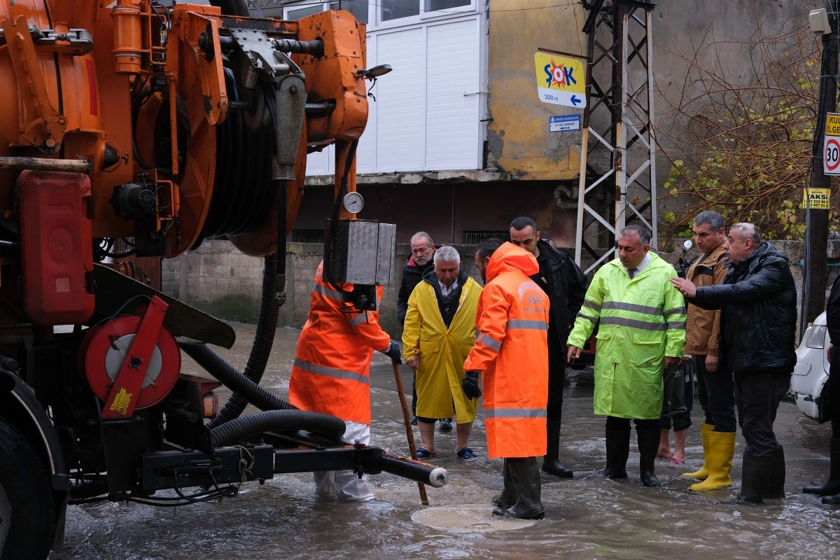 Adana B&uuml;y&uuml;kşehir'den su baskınlarına anında m&uuml;dahale