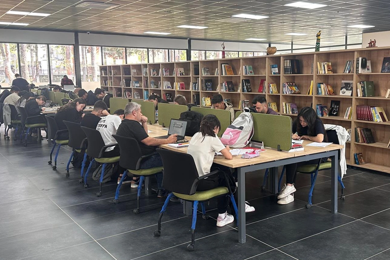 Sosyal Etki Zirvesi'nden Adıyaman'a umut k&ouml;pr&uuml;s&uuml;... Binlerce kitap k&uuml;t&uuml;phanelerle buluştu