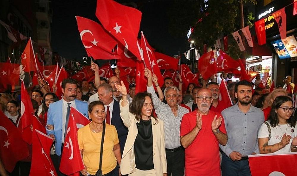 Karşıyaka &Ccedil;arşısı 30 Ağustos'ta gelincik tarlasına d&ouml;n&uuml;şt&uuml;!