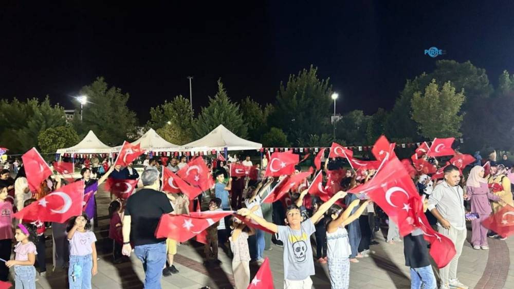 Adıyaman&rsquo;da 30 Ağustos coşkusu: Eğri &Ccedil;ayı Parkı T&uuml;rk bayraklarıyla renklendi  - Videolu Haber