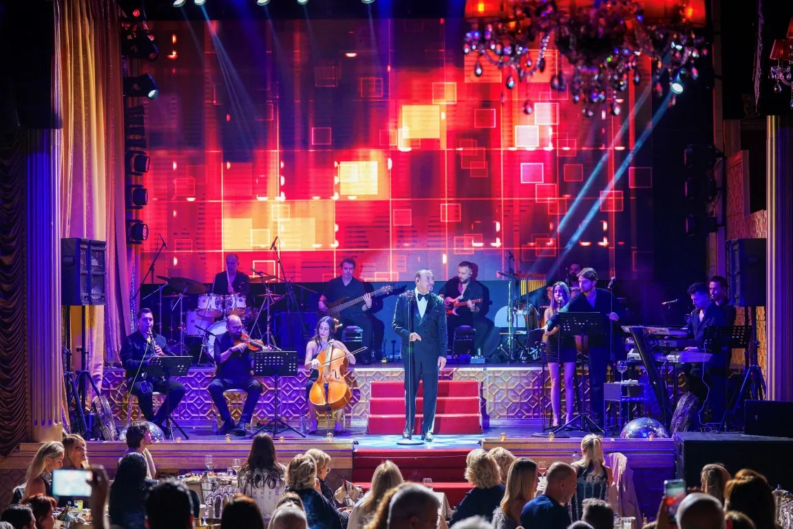 Cenk Eren&rsquo;den mikrofonsuz muhteşem performans