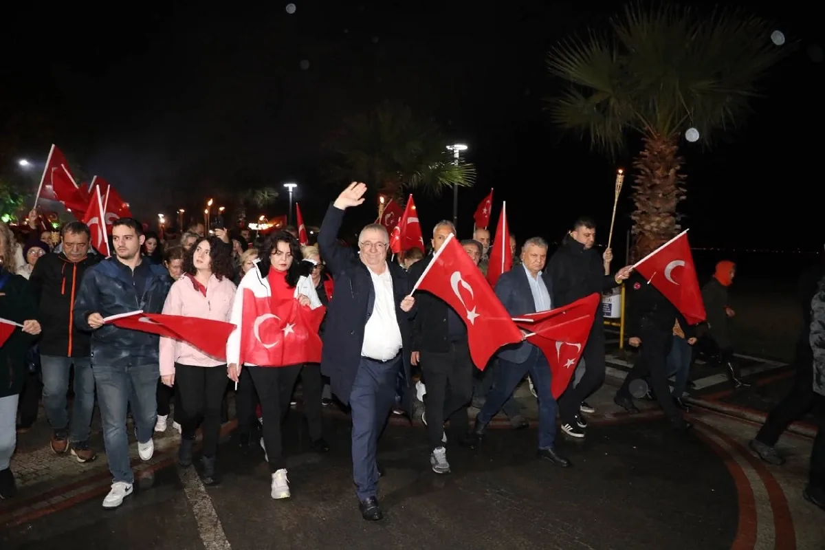 Balıkesir Edremit&rsquo;te Cumhuriyet Bayramı coşkusu yağmura rağmen dinmedi