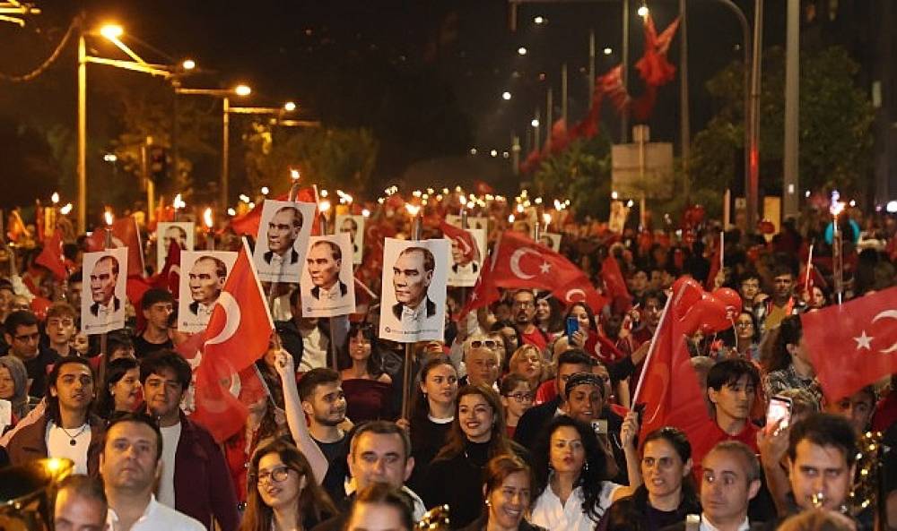 On binlerce Antalyalı Cumhuriyet i&ccedil;in y&uuml;r&uuml;d&uuml;