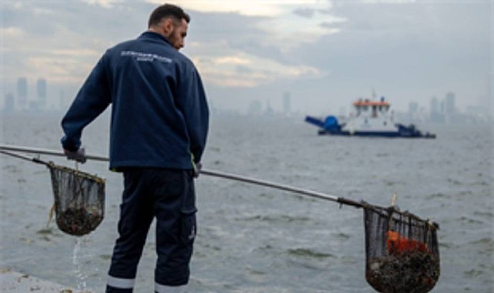 K&ouml;rfez'de yağmur sonrası y&uuml;zey temizliği