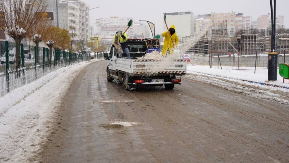 Kahta Belediyesi&rsquo;nden kar mesaisi: Toplu taşıma &uuml;cretsiz 